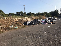 Siracusa: cumuli di immondizia all'ingresso della Baia del Silenzio