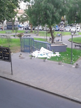 Catania, piazza Cavour: ecco come finiscono i cartelloni dei candidati.