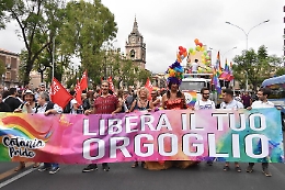 Il Gay Pride a Catania tra piume, trucchi e bandiere a strisce arcobaleno