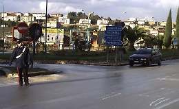 Garage "dell’orrore" a Riesi: arsenale clandestino e reperti archeologici in mano a un bracciante