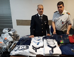In valigia abiti e scarpe delle migliori griffe (ma false): denunciato marocchino