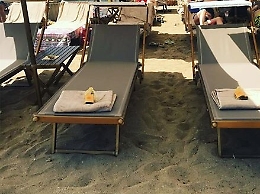 "Cercasi ragazza o pr gay", l'annuncio social titolare di un lido scatena polemiche