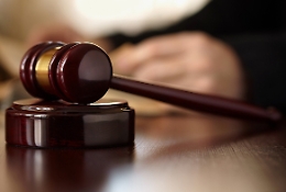 Nega l'assegno al figlio che lavora, ma il giudice gli dà torto