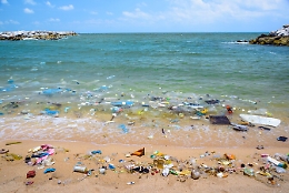 Plastica e vetro, le spiagge siciliane ridotte a discariche a cielo aperto