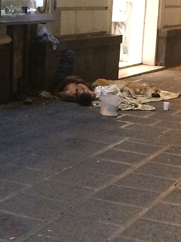 Catania, via Etnea: senzatetto in condizioni disumane