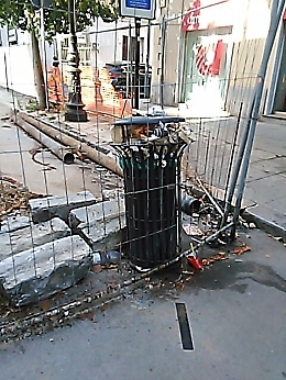 Palermo, contenitore dei rifiuti imprigionato da mesi