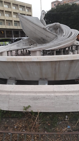 Catania, piazza Verga: la storica fontana lasciata morire
