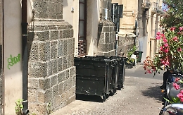 Catania, via Crociferi: cassonetti perennemente aperti