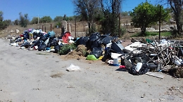 Augusta, cassonetti spostati nella Sp 105 ma il problema permane