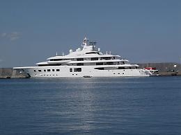 Cento metri di lusso nelle acque di Riposto: ormeggiato il megayacht Quantum Blue