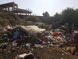 Tonnellate di rifiuti, alcune nocive e smaltite illegalmente, in campo rom a Catania