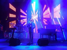 A Zafferana Etnea tutti pazzi per Lorenzo Fragola: e lui ricambia