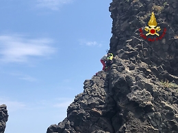 Aci Trezza, si tuffa da un faraglione e finisce sugli scogli: soccorso dai vigili