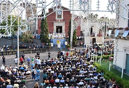 Catania, il borgo di Ognina freme: si avvicina l'ora dell'annuale, devoto abbraccio alla "Bambina"