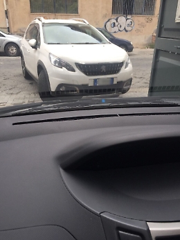 Catania, via Pietro Mascagni: passo carrabile "violentato"