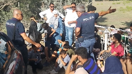 Vendicari, decine di migranti arrivano in barca a vela