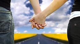 Boss e killer s'innamora, il fratello lo "avverte": ti distrae dagli affari...