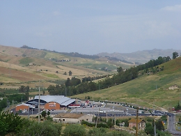 Perde il controllo dell'auto ed esce fuori strada: un morto nel Nisseno