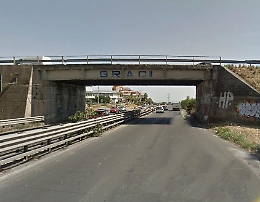 Misterbianco, cadono calcinacci dal cavalcavia Graci lungo la Statale 121