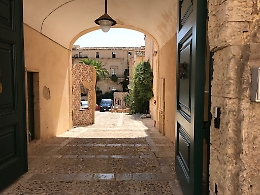 Noto, dopo la festa  dei Ferragnez il Palazzo Nicolaci torna al suo antico splendore