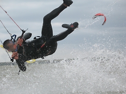 Sbattuto a terra dal vento, un'altra vittima del kitesurf a Marsala
