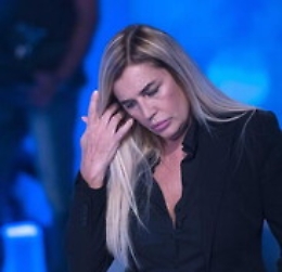 Lory Del Santo shock in tv: «Mio figlio si è ucciso». E poi: «Vado lo stesso al Gf Vip»