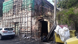 Catania, Via Adua: ritrovo di barboni  e tossici  e nessuno viene a chiudere questo buco