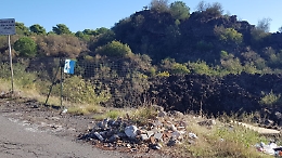 Belpasso (Ct) Villaggio le Ginestre: Stato di abbandono e discarica a cielo aperto