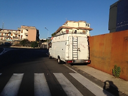 Catania: Furgone in divieto di sosta permanente in Via Antonio Caruso