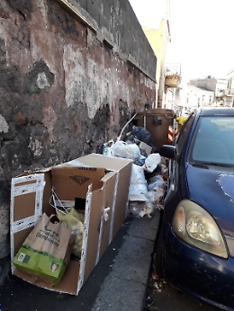 Catania: collocati 5 cassonetti per i rifiuti sopra il marciapiedi in Via del Bosco