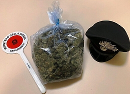 Randazzo, forza blocco carabinieri
e lancia droga dall'auto: arrestato