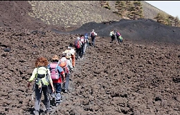 Guide dell'Etna, il M5S: «Si ritirino le licenze indebitamente ottenute»