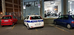 Catania: auto Polizia municipale occupa due posti per disabili per circa 40 minuti