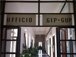 Mamma uccide il figlioletto, il Gip: «Il bimbo sbattuto più volte a terra»