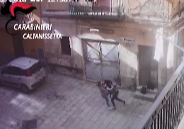 Gela, 17enne accoltella coetanea
per amore conteso: ecco il video
