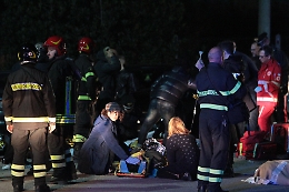 Lo spray, la fuga, il crollo della balaustra: cronaca di una tragedia