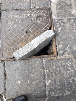 Catania: tombino pericoloso nei pressi dell'INPS