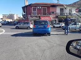 Catania: auto tranquillamente in sosta sulla rotonda di Via Galermo