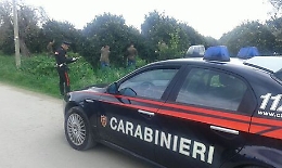 Omicidio manovale, pistola e droga nel casolare della vittima