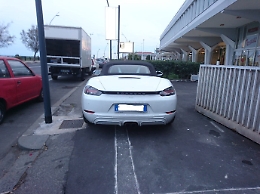 Catania, parcheggio "selvaggio" in viale A. Alagona