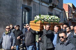 Acireale, palloncini bianchi e applausi 
per l'addio a Margherita e Lorenzo