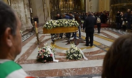 Funerali Acireale, lo strazio della madre di Marghe: ha voluto vestire la figlia con abito da sposa