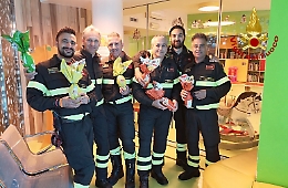 Catania, uova di Pasqua ai bimbi negli ospedali dai vigili del fuoco