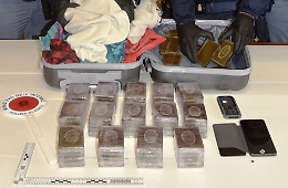 Caltanissetta, 80 panetti di hashish erano nel trolley di una nigeriana: arrestata