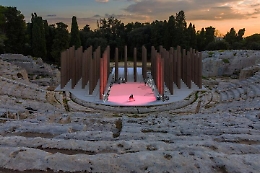 Siracusa, scenografia "Le Troiane" con abeti abbattuti da tempesta in Friuli