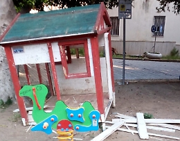 Licata: distrutti i giochi dei bambini all'interno della villa comunale
