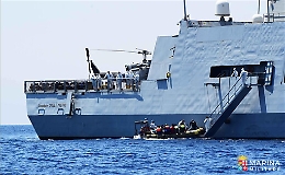 Nave della Marina soccorre migranti e Salvini s'infuria: «Non vi apro i porti»