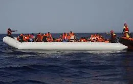 Lampedusa, la frontiera dei piccoli numeri: sette sbarchi in poche ore e hotspot di nuovo sotto pressione