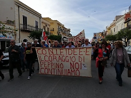 Esponenti del M5S cacciati dal corteo in memoria di Peppino Impastato «Governate con i fascisti, andatevene»