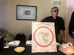 Terrapiattisti a Palermo: «La Nasa? Mai stati in orbita. La gravità? Una invenzione»